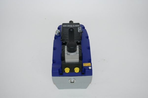 Serie UPM Pompa pneumoidraulica doppio effetto flangiato CETOP 3 e valvola distributore 4/3 a leva